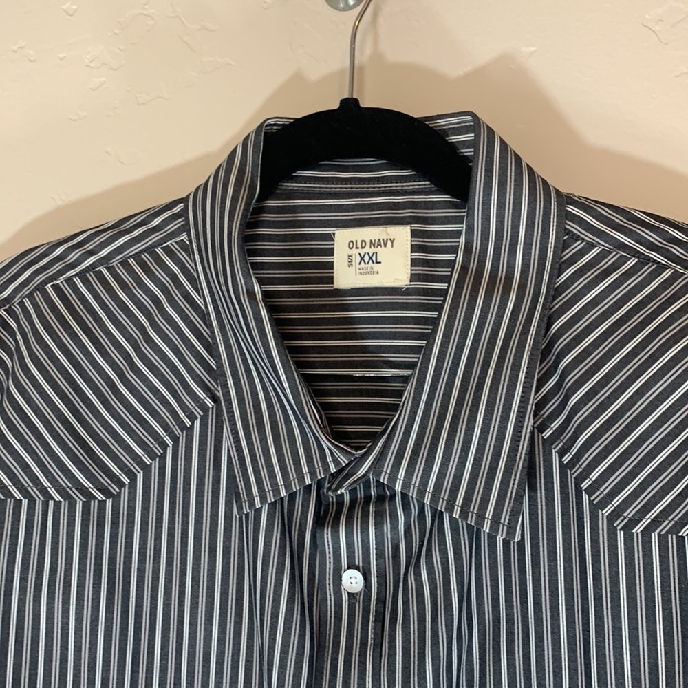 Old Navy Men's Short Sleeve Grey, White Striped Dress Shirt - XXL - Picture 4 of 8